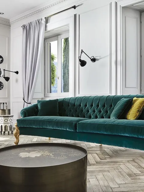 Divano capitonné Allure di Angelo Cappellini in velluto verde petrolio con poltrona, divano classico consigliato per un appartamento