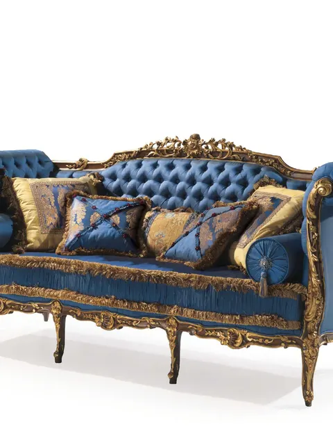 Divano Angelo Cappellini in velluto blu capitonné con telaio intagliato e dorato, divano classico italiano fatto in Brianza