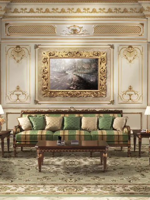 Divani e poltrone Angelo Cappellini a righe verdi in una sala con boiserie dorata, idee per un soggiorno classico