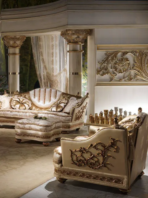 Divano Royal di Cappelletti intagliato avorio e oro con poltrona e pouf coordinati, soggiorno classico in villa