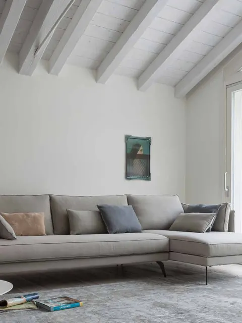 Divano angolare Dall'Agnese avorio con chaise longue in un soggiorno mansardato, divano angolare contemporaneo