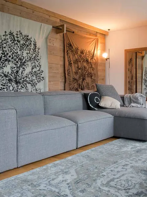 Divano componibile Dall'Agnese grigio accanto al camino, idee di design italiano per il soggiorno di famiglia