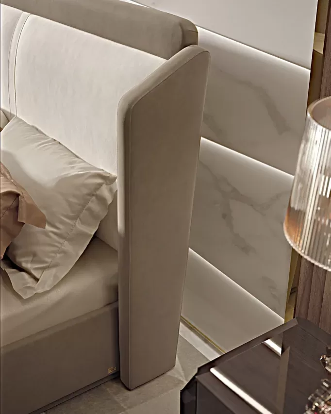 Letto imbottito Icon di Francesco Pasi, camere da letto di lusso