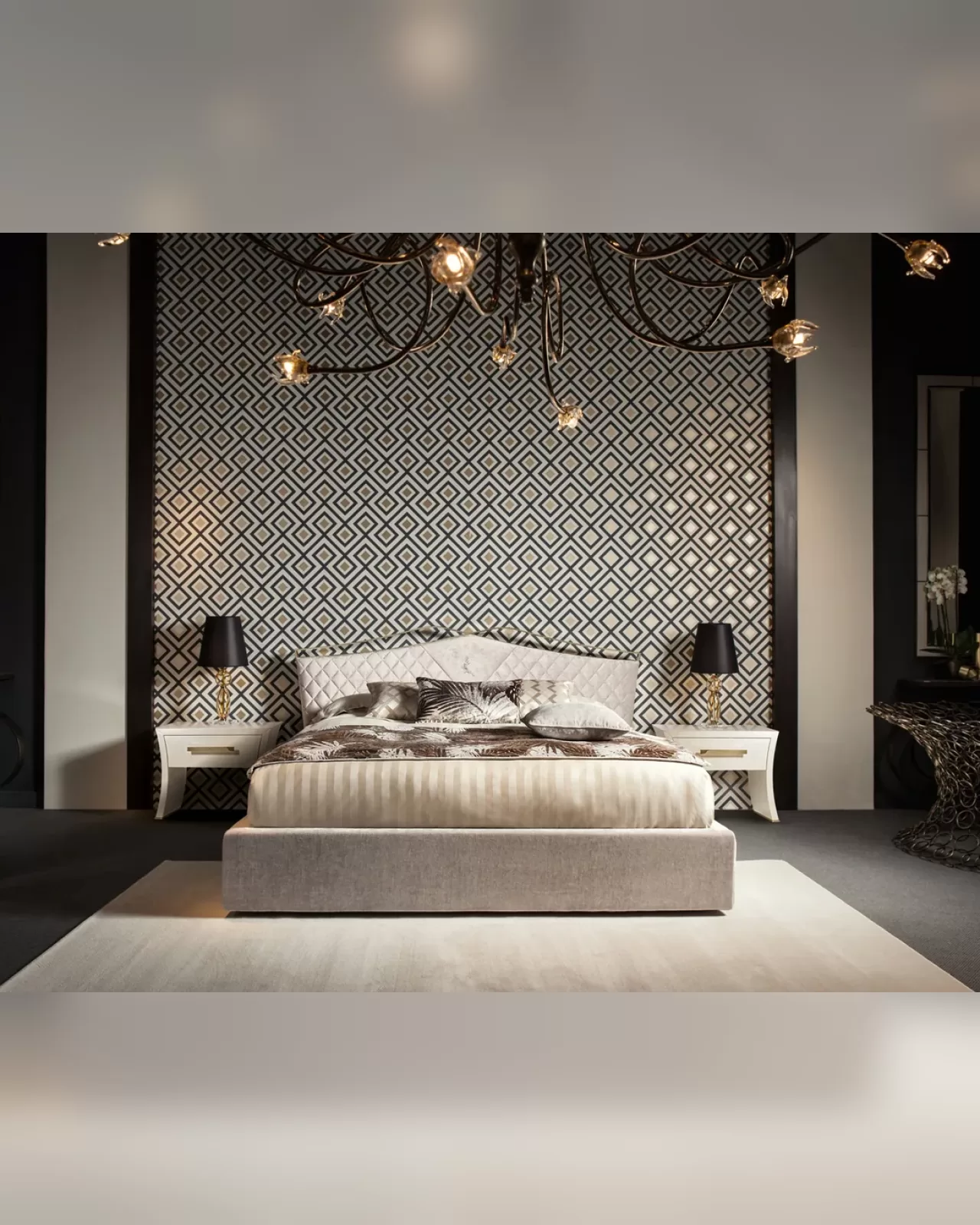 Letto Valentino di Cantori al centro di una camera da letto di lusso con rivestimento trapuntato e pezzi coordinati