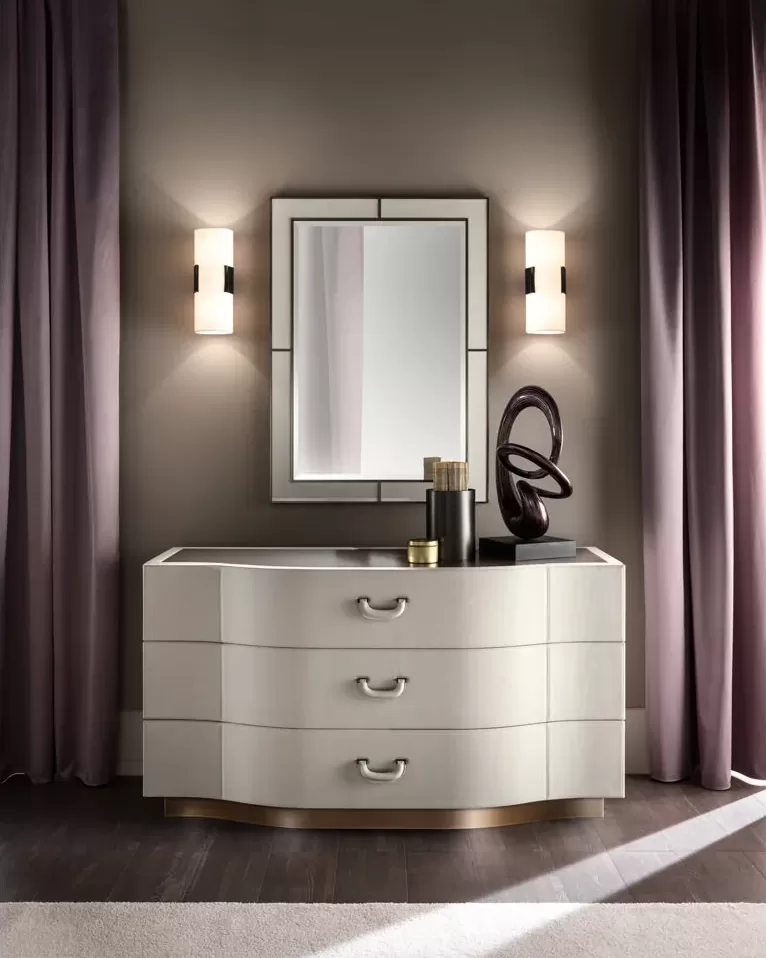 Cassettiera Valentino di Cantori rivestita in pelle saffiano, larghezza 145 cm, per una camera da letto esclusiva