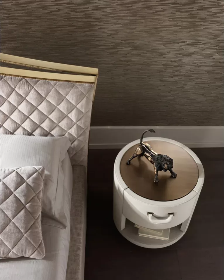 Letto di lusso Valentino di Cantori con testiera imbottita trapuntata, ambientato in una camera padronale