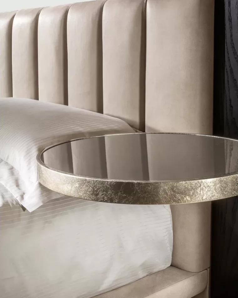 Letto Mirage di Cantori, ampia testiera imbottita con pannelli laterali, mobili italiani di alta gamma per la camera da letto