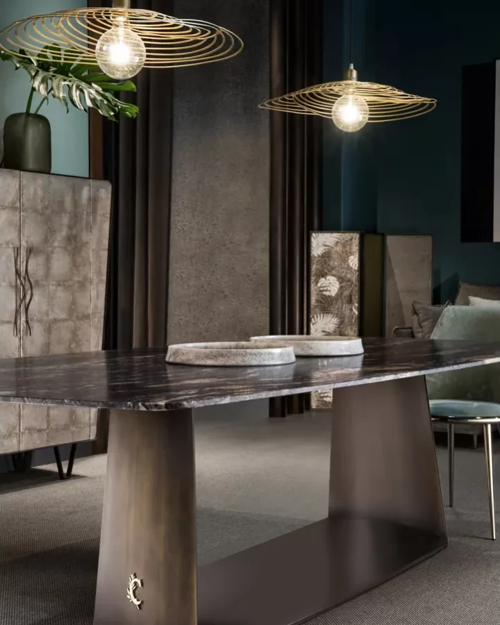 Tavolo da pranzo Teseo di Cantori con piano sagomato da 200 a 240 cm, arredamento italiano di lusso per la sala da pranzo