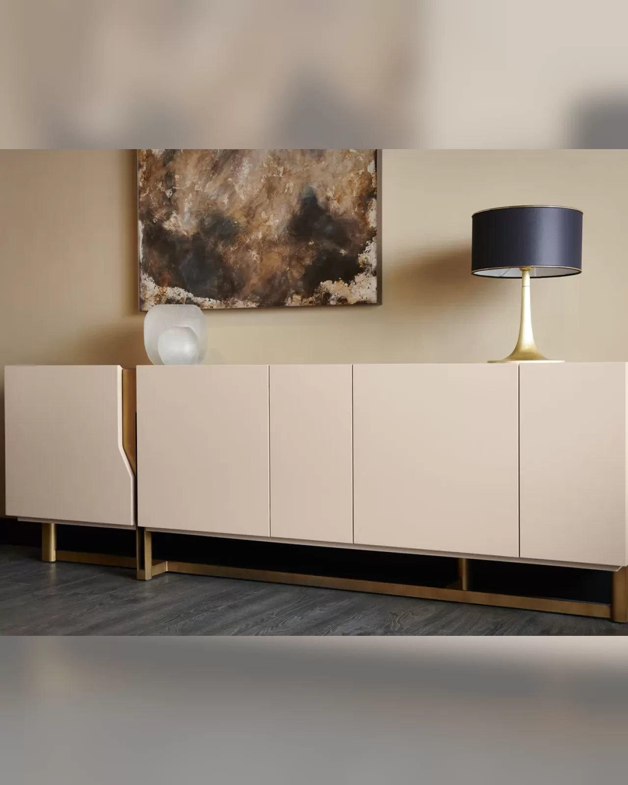 Credenza di lusso Mirage di Cantori, larga 245 cm e alta 83 cm, in un interno italiano di alta gamma