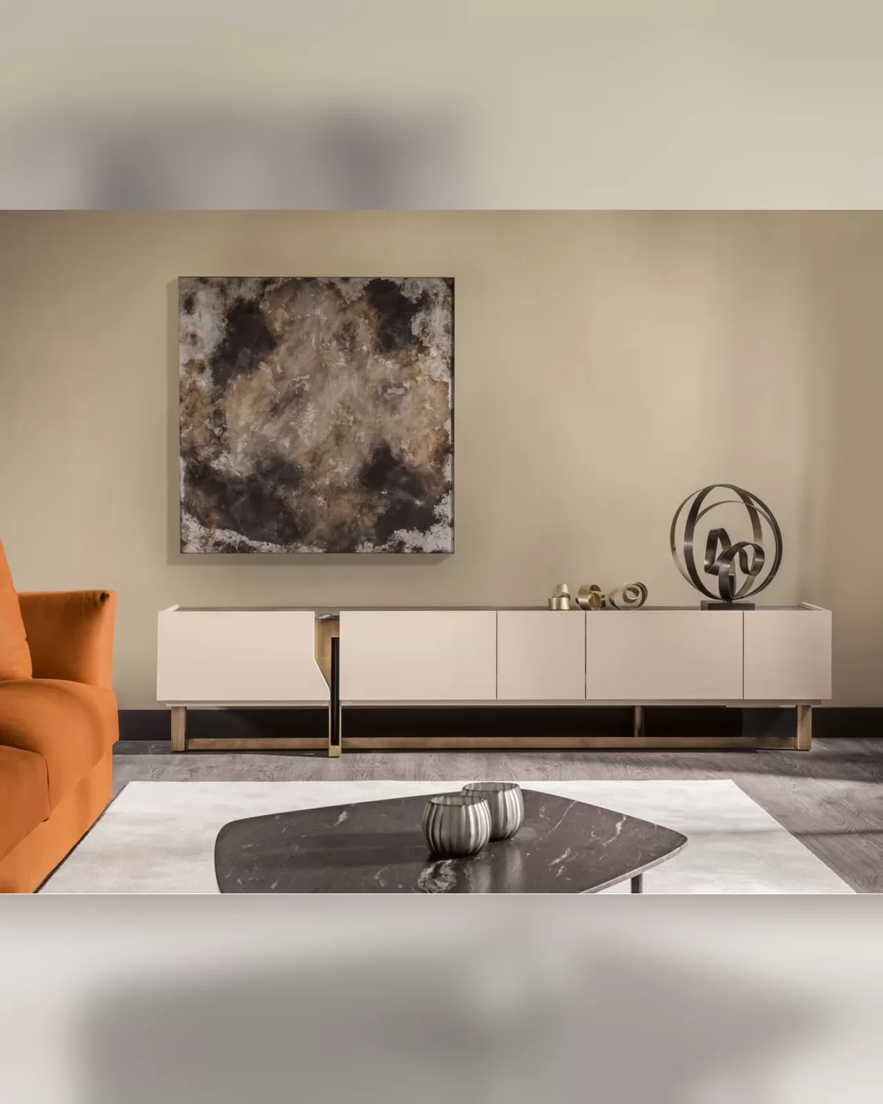 Porta TV di lusso Mirage di Cantori, largo 245 cm e alto 55 cm, in un soggiorno italiano di alta gamma