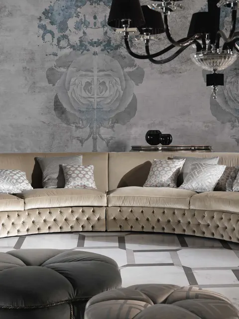 Divano curvo Epoque capitonné color crema con pouf in velluto, idea per un soggiorno classico in villa
