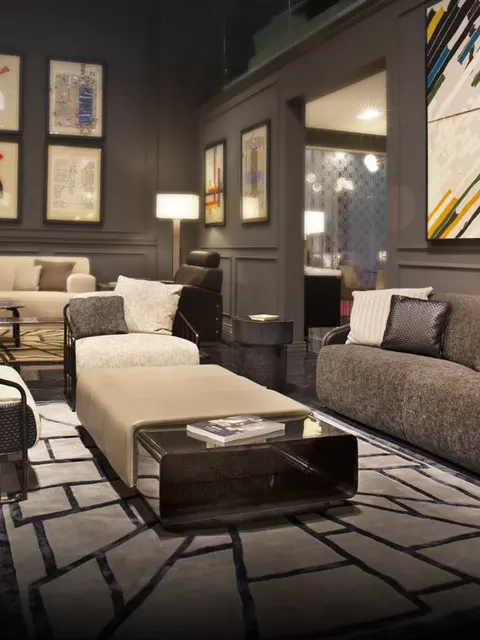 Divani Formitalia in velluto color tortora con pouf avorio, ispirazione per un soggiorno scuro in stile galleria