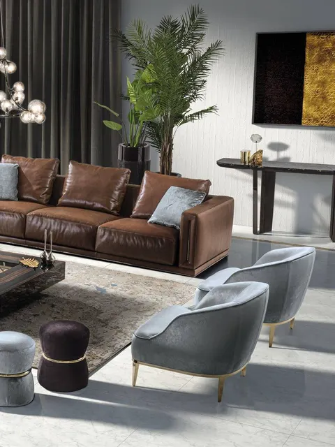 Divano Longhi in pelle cognac con poltrone in velluto grigio e pouf, idee di divani italiani in pelle