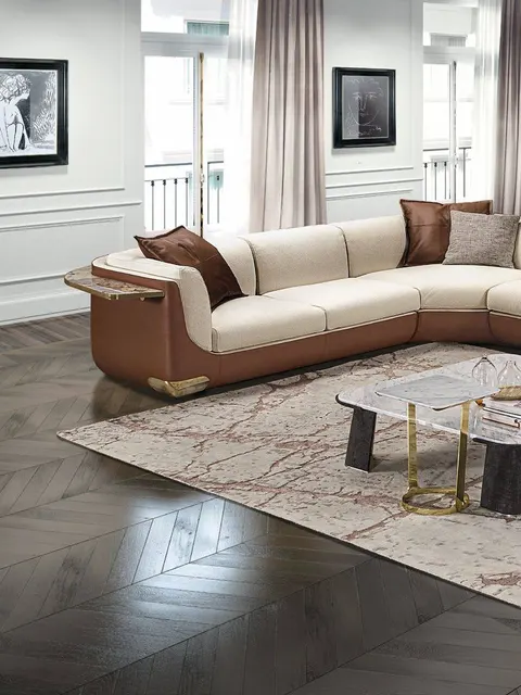 Divano componibile curvo Longhi avorio su base in pelle cognac con tavolini in marmo, idea per un soggiorno di lusso