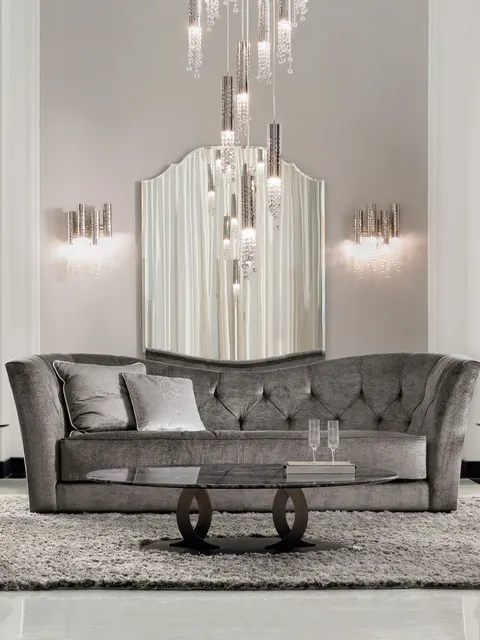 Divano Opera Contemporaneo in velluto grigio con poltrone bianche e lampadario, idea di salotto italiano contemporaneo