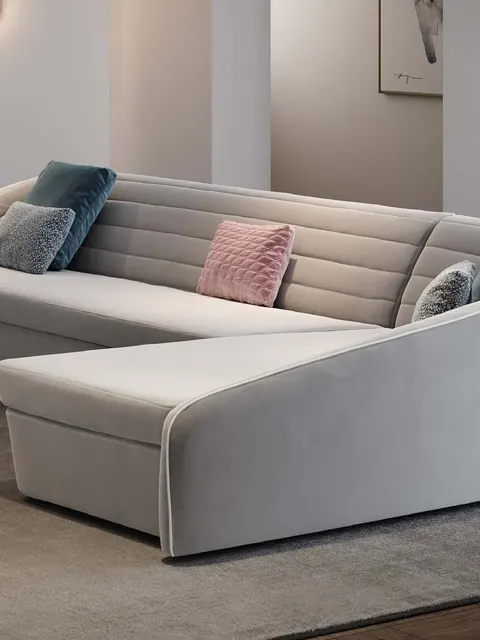 Divano angolare Pininfarina bianco con schienale trapuntato a canali, design contemporaneo italiano per divano angolare