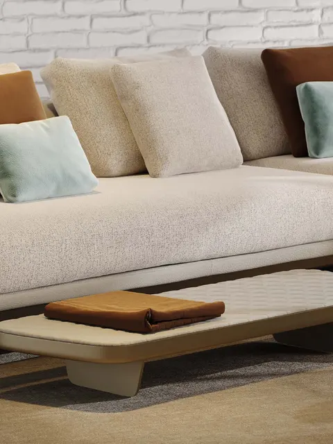Divano Pininfarina avorio con cuscini petrolio e cognac e tavolino basso, dettaglio di design del soggiorno