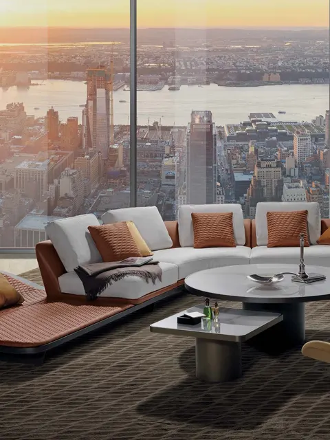 Divano basso Pininfarina in pelle cuoio e bianco con vista sulla città, idea per il soggiorno panoramico di un attico