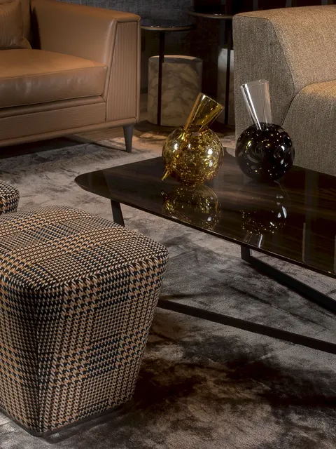Divani Pregno Utopia color cognac e tortora con pouf pied-de-poule e tavolino in legno scuro, idee per il salotto
