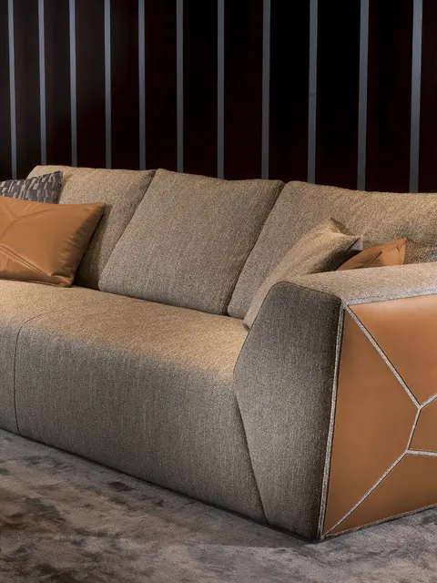 Divano Utopia di Pregno in tessuto grigio con fianchi in pelle cognac e cuscini arancioni, divano italiano moderno per la casa