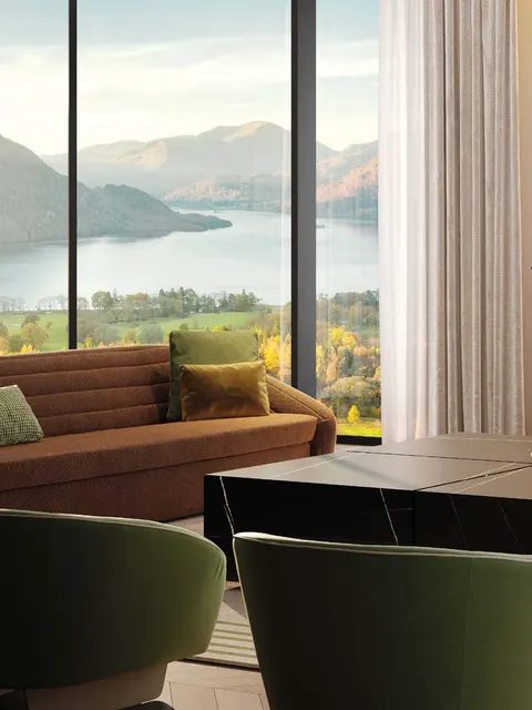 Divano Reflex Angelo in pelle marrone con poltrone verdi e vista lago, divano italiano in pelle per la casa