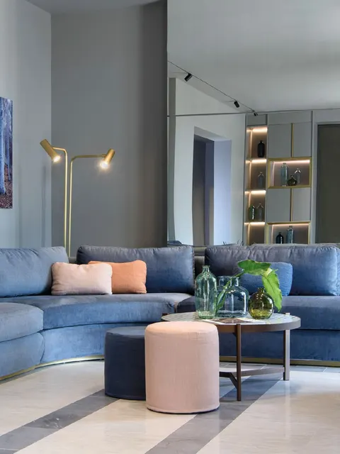 Divano componibile curvo Softhouse blu con poltrona, ispirazione per un soggiorno open space in attico