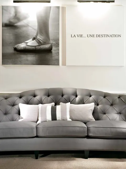 Divano curvo capitonné Softhouse grigio con poltrone lilla, design di salotto contemporaneo per villa