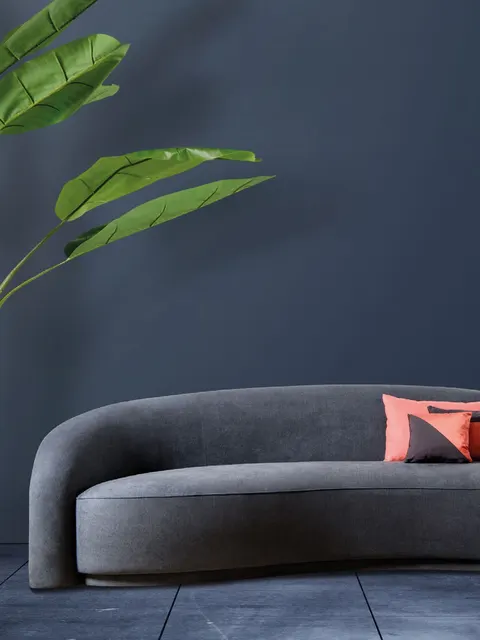 Divano curvo Softhouse in velluto grigio con cuscini corallo, idee di divani curvi italiani per il soggiorno