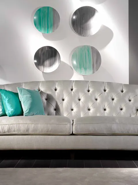 Divano Softhouse capitonné grigio chiaro con cuscini verde acqua, idea di divano moderno per il soggiorno di un appartamento