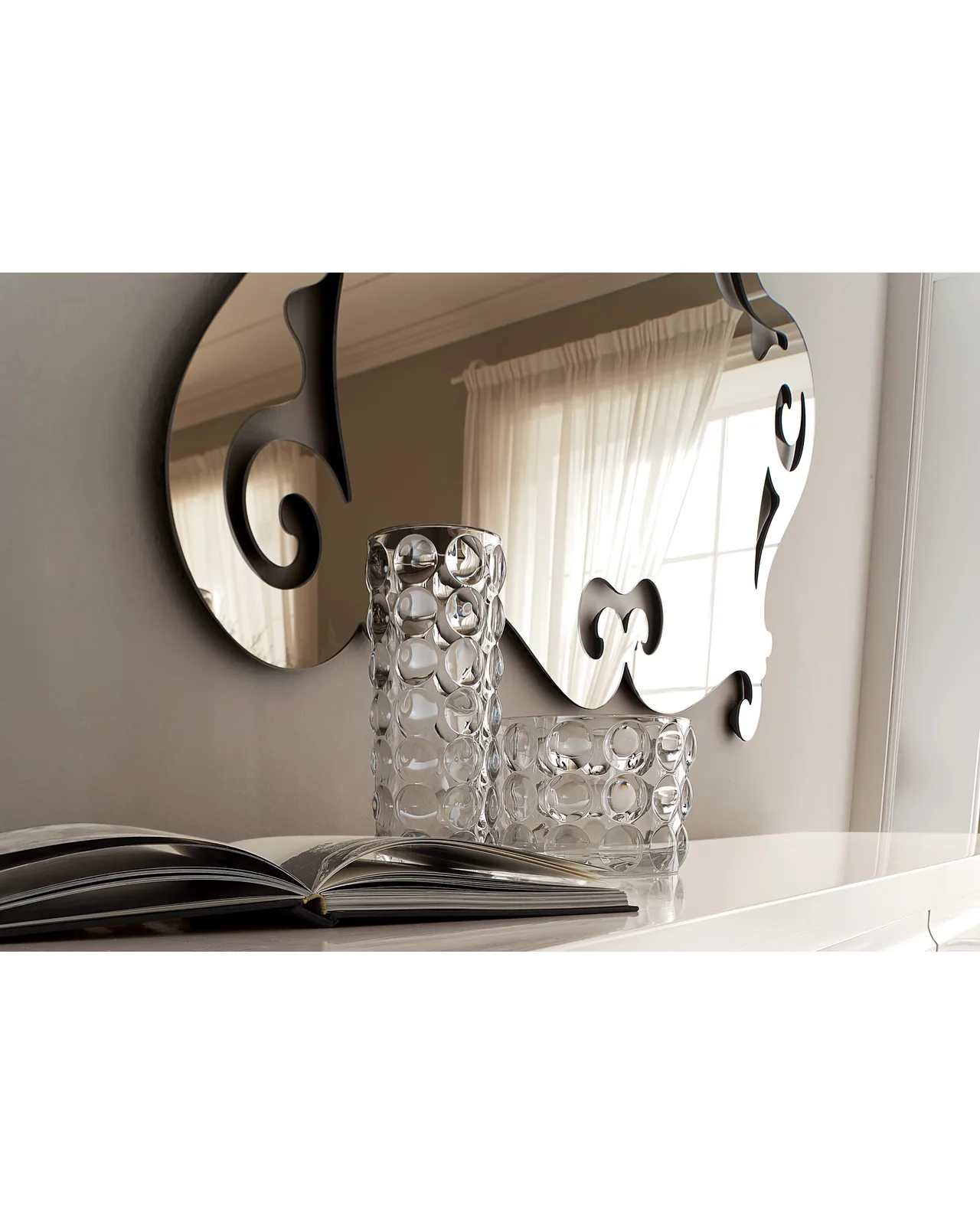 Aida Mirror by Cantori, in an interior setting, photo 5 of 5