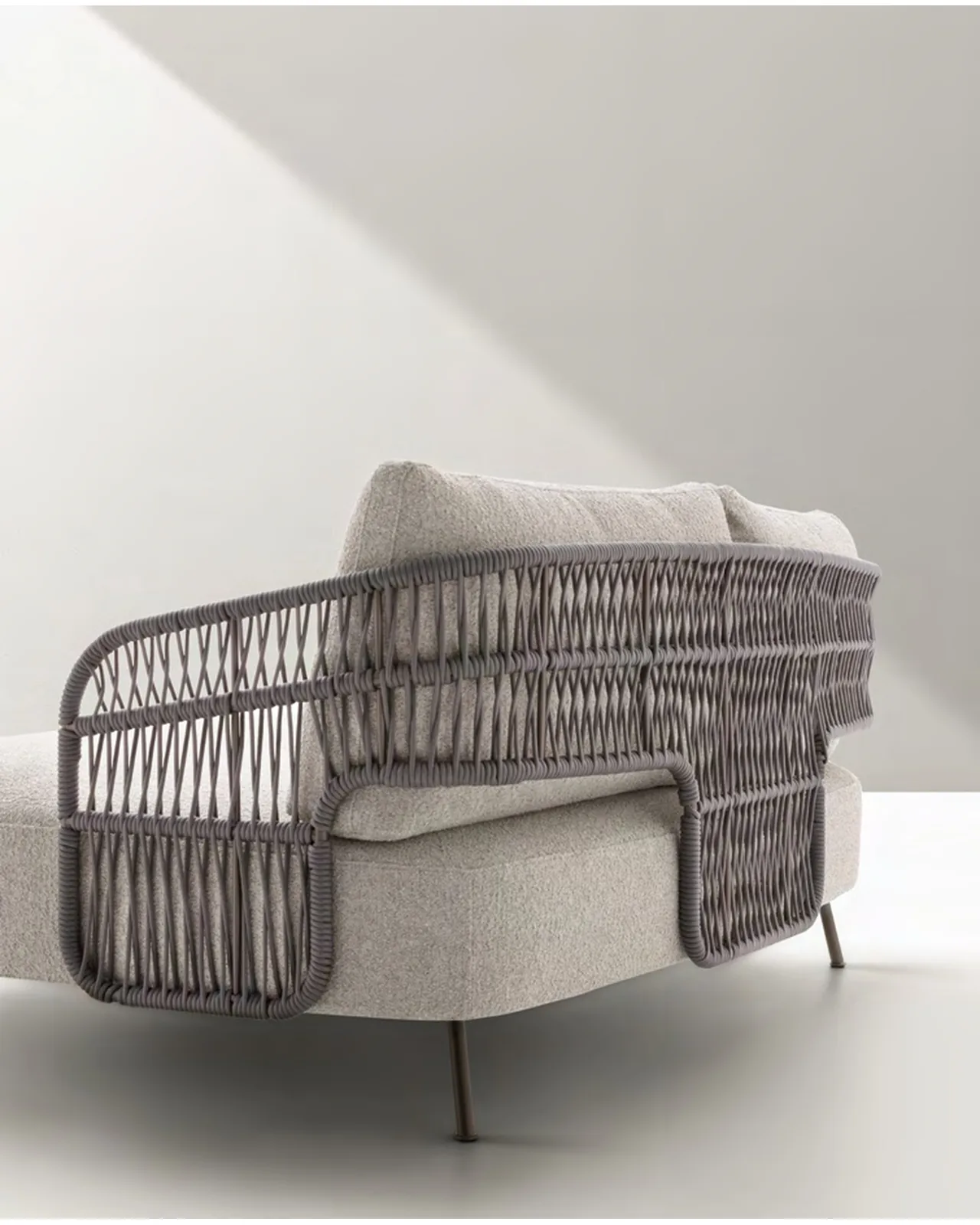 Canapé d'extérieur 356 Woven par Ditre Italia sur une terrasse, photo 1 sur 4
