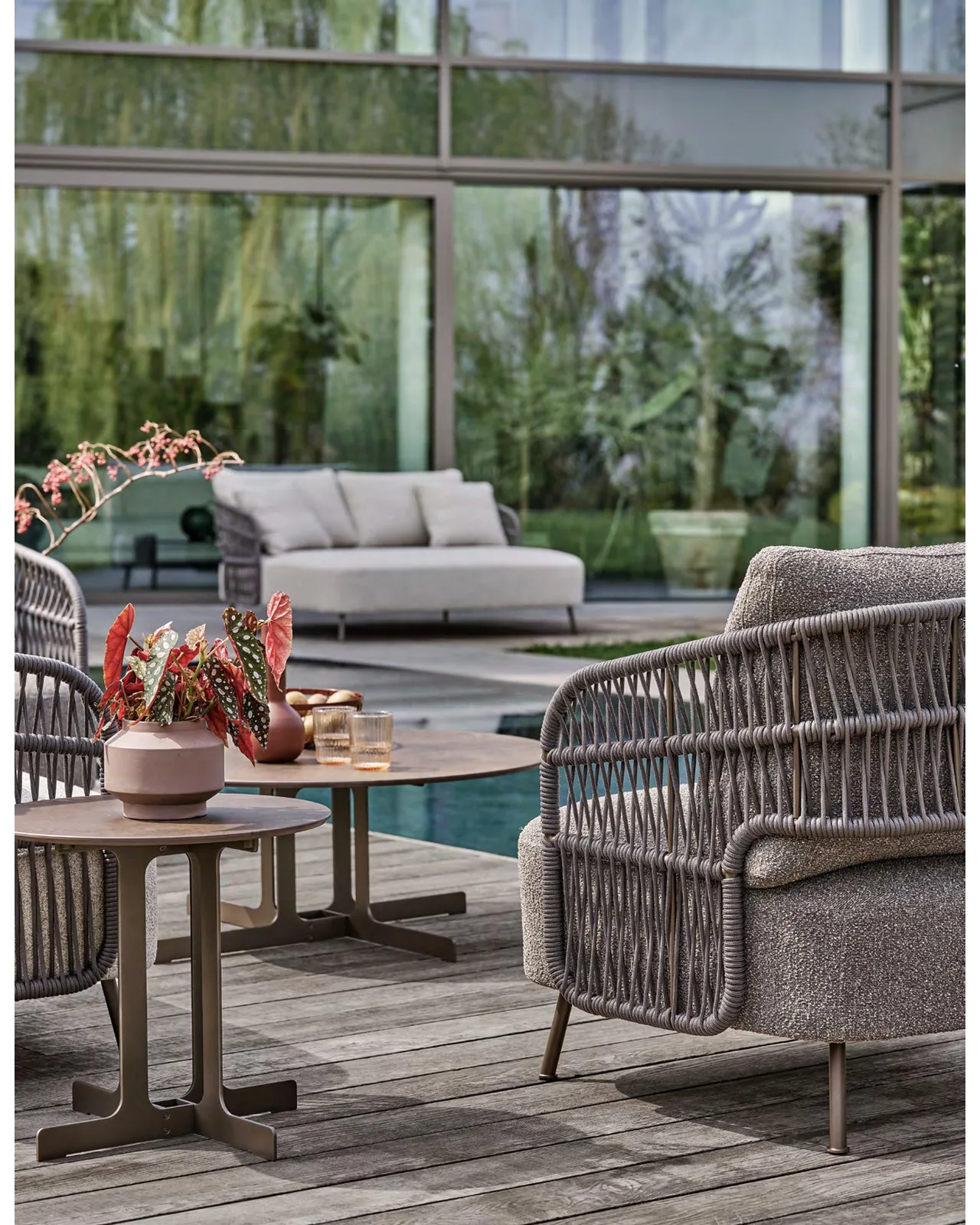 Canapé d'extérieur 356 Woven par Ditre Italia sur une terrasse, photo 4 sur 4