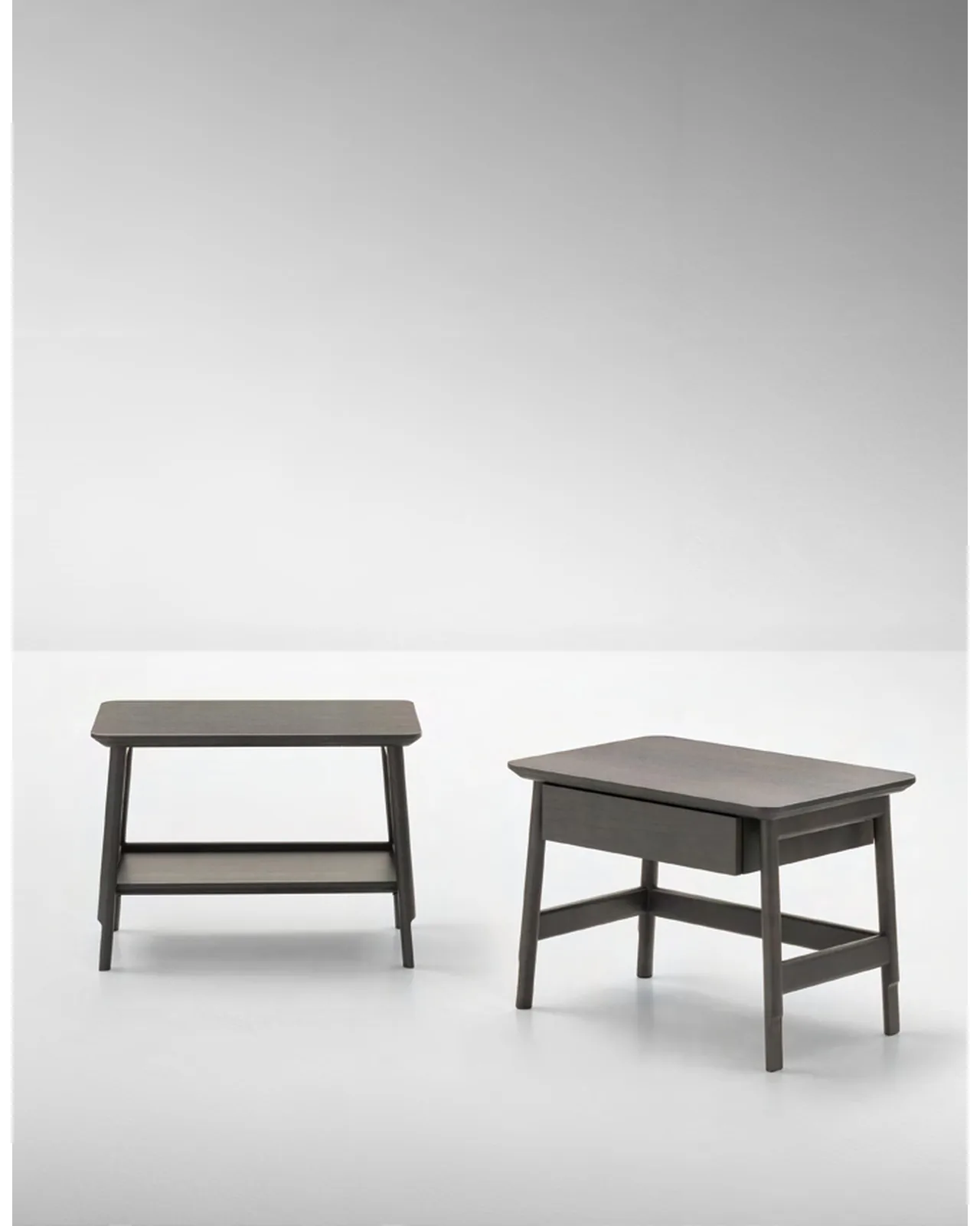 Table de chevet Aany par Ditre Italia, à côté d'un lit, photo 2 sur 2, Nobili Design