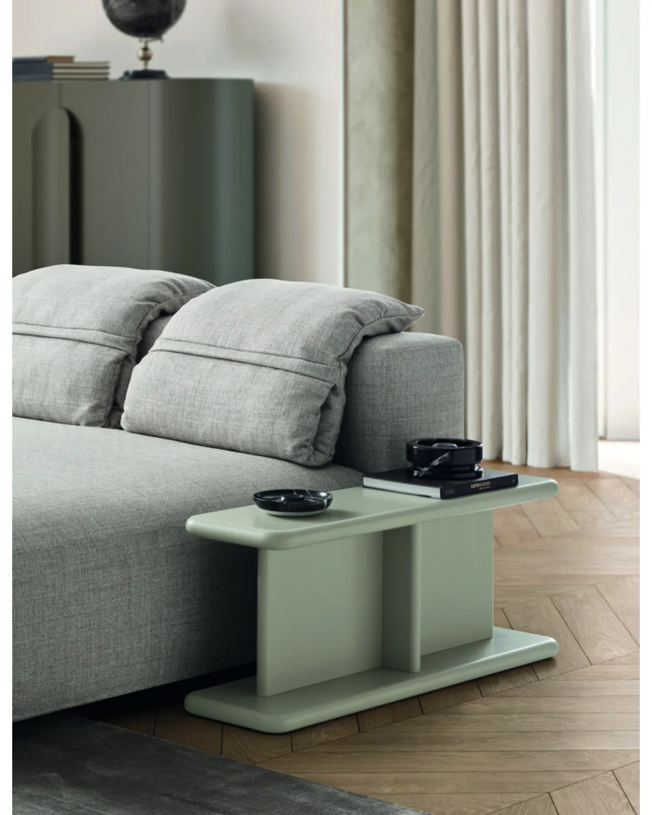 Table basse Avalon par Ditre Italia à côté d'un canapé, photo 3 sur 5