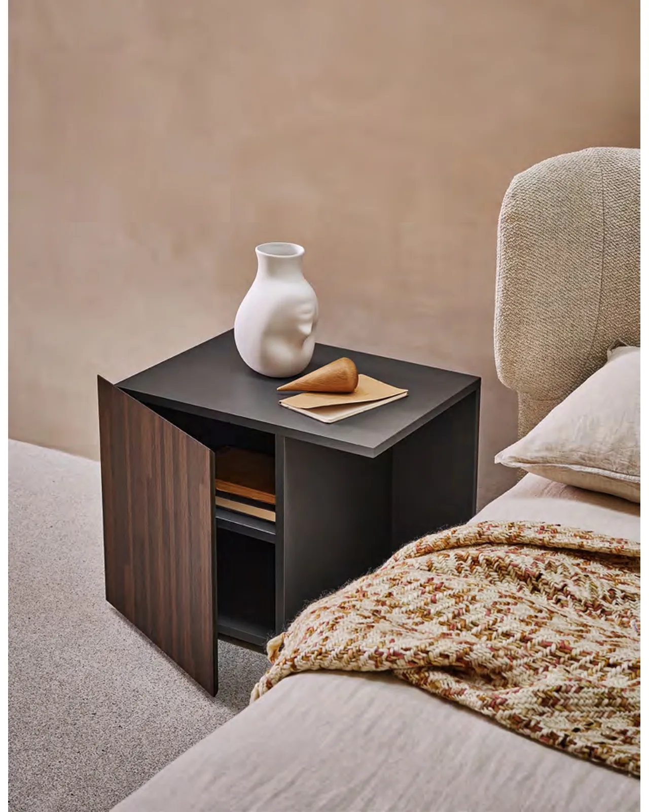 Table de chevet Eric par Ditre Italia, dans une chambre, photo 1 sur 2, Nobili Design