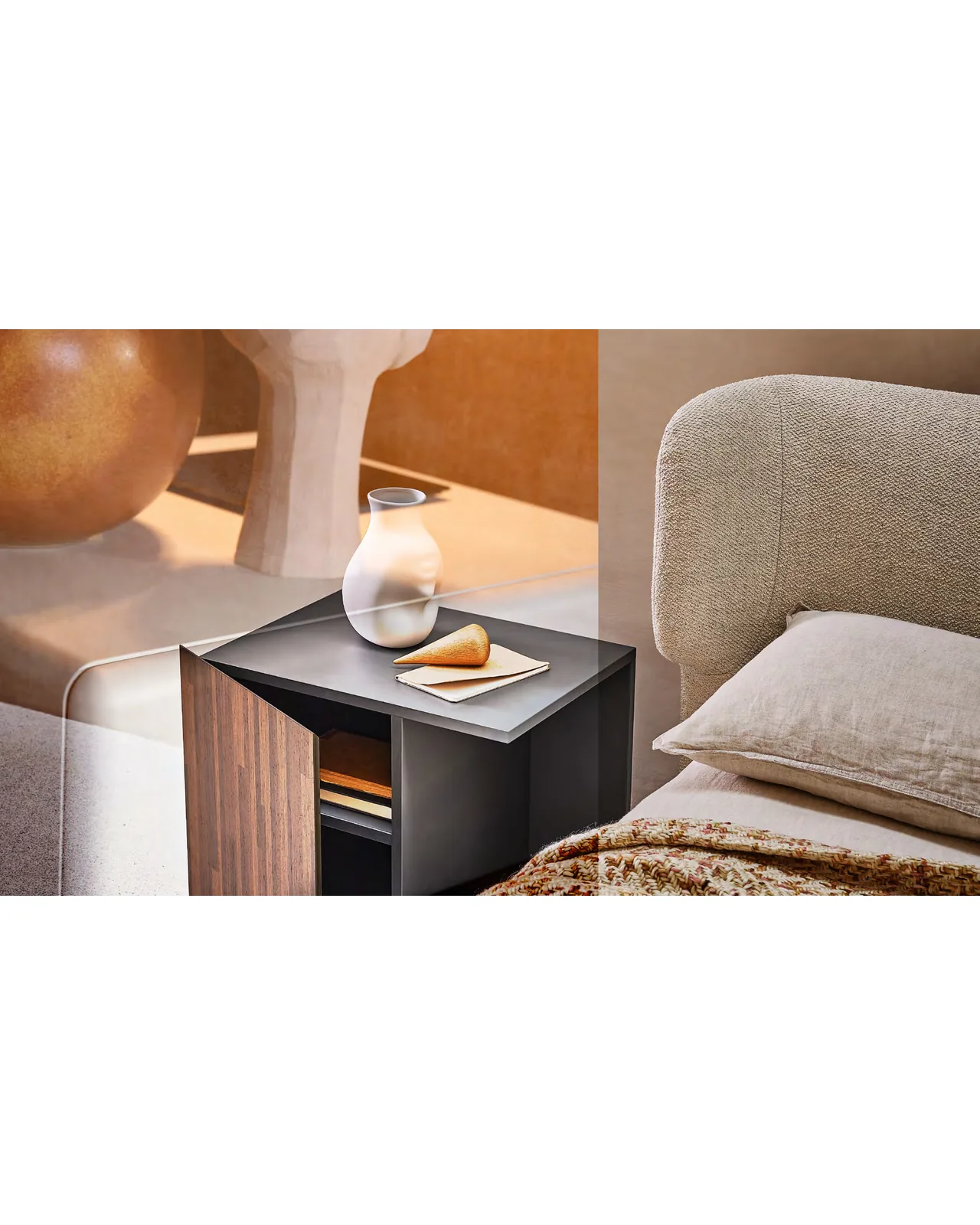 Table de chevet Eric par Ditre Italia, à côté d'un lit, photo 2 sur 2, Nobili Design