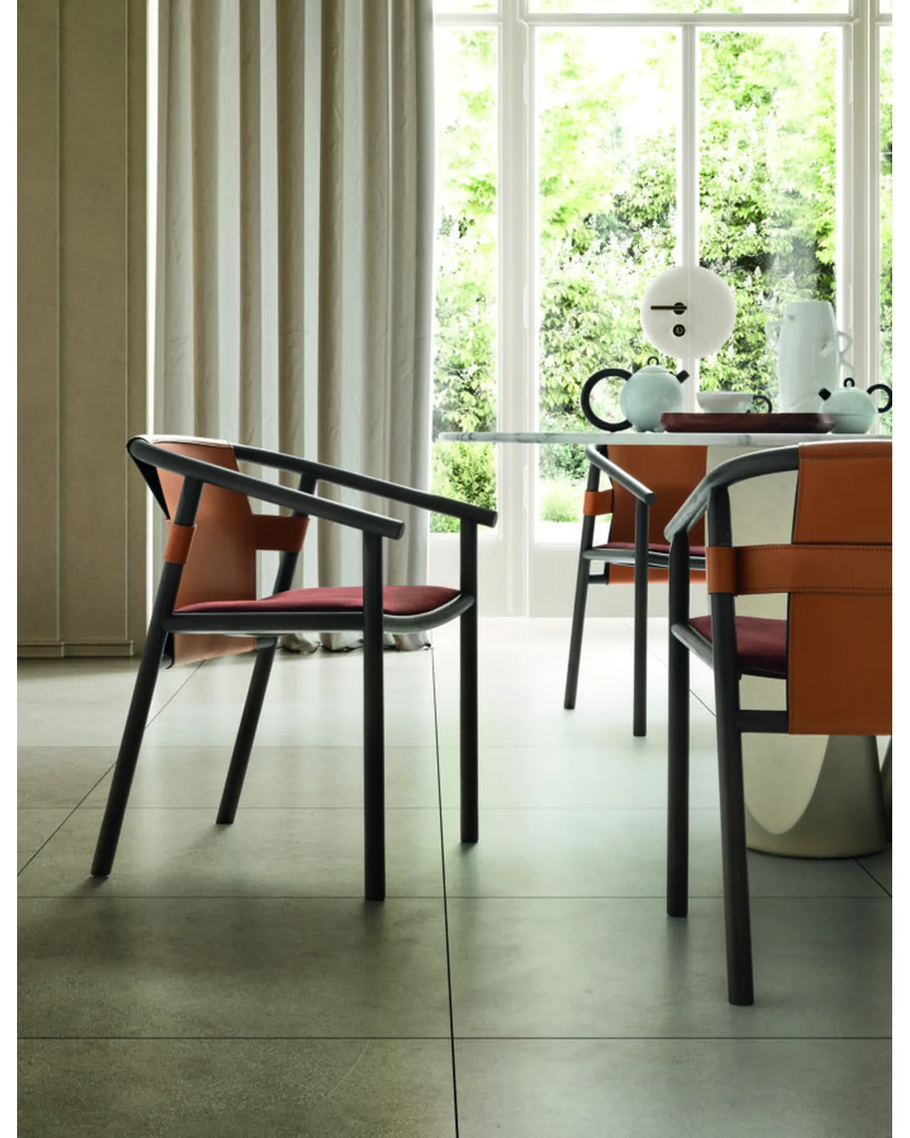 Chaise de repas Isa par Ditre Italia à une table de repas, photo 1 sur 4