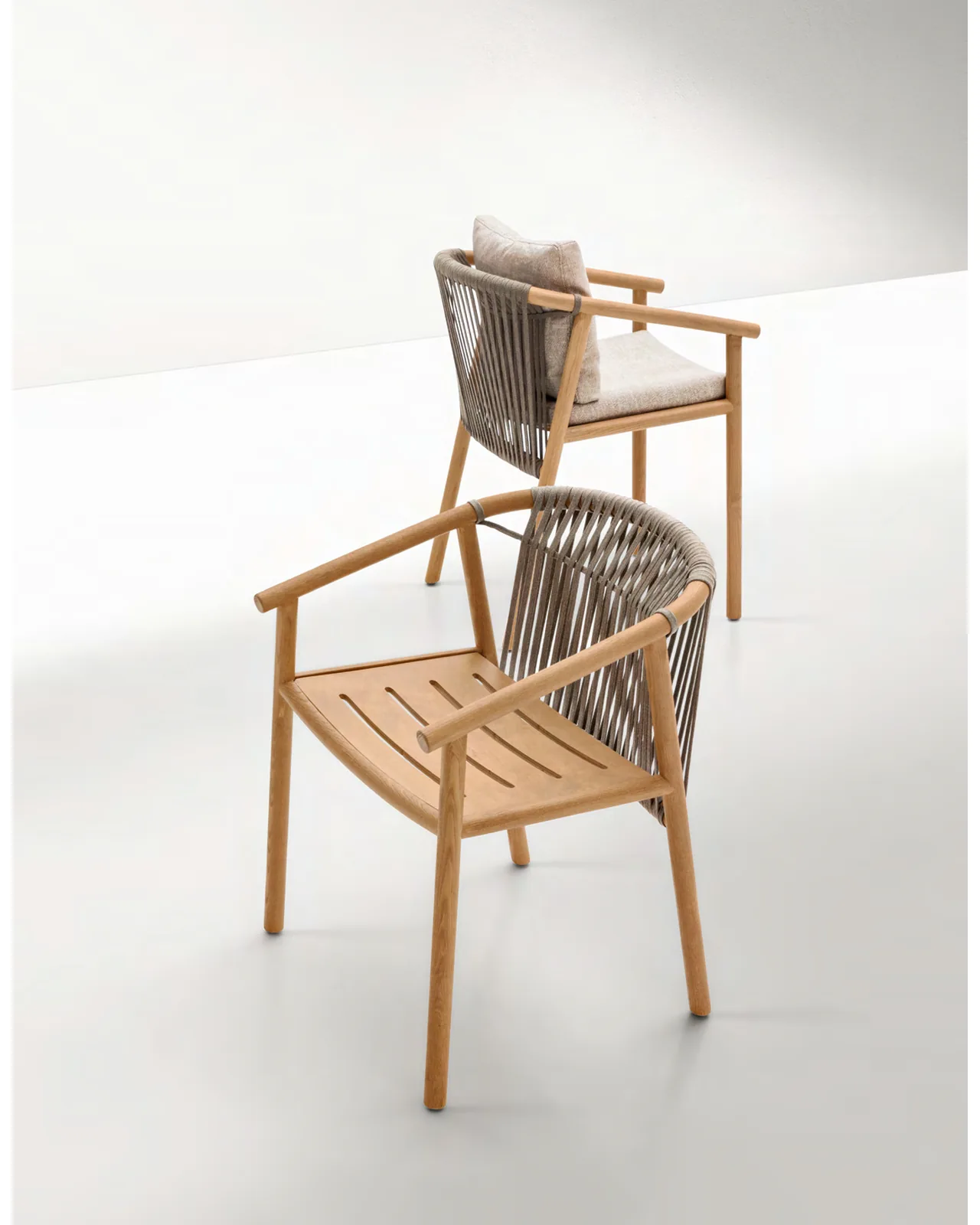 Chaise d'extérieur Isamu par Ditre Italia sur une terrasse, photo 1 sur 4