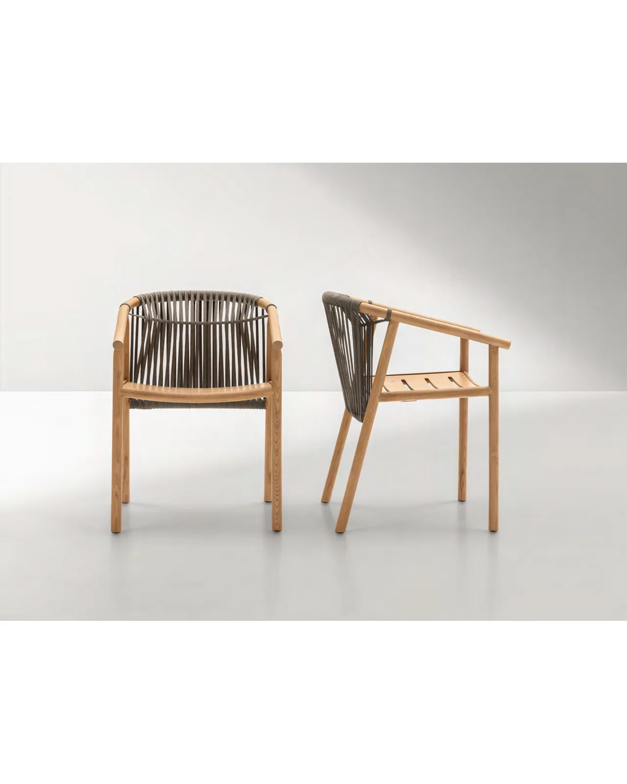 Chaise d'extérieur Isamu par Ditre Italia à une table d'extérieur, photo 3 sur 4