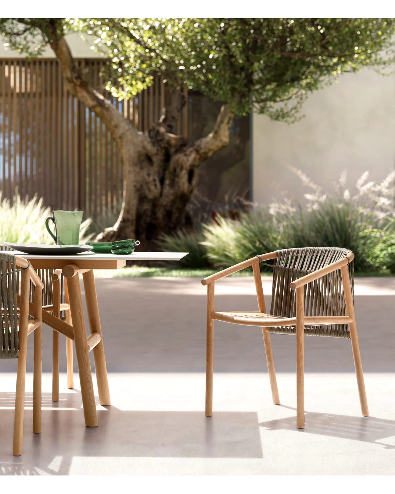 Chaise d'extérieur Isamu par Ditre Italia sur une terrasse, photo 4 sur 4