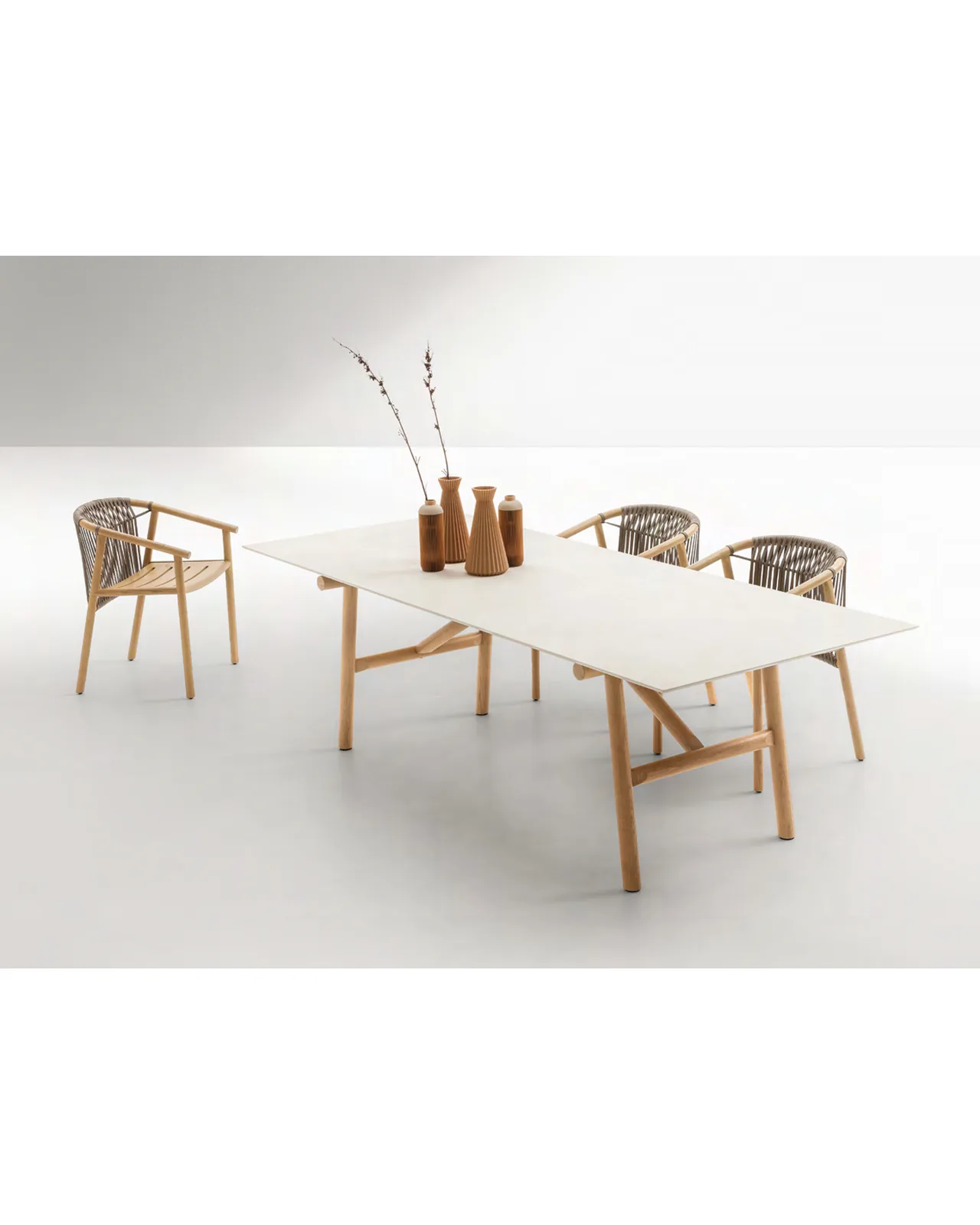 Table de repas d'extérieur Isamu par Ditre Italia sur une terrasse, photo 1 sur 5