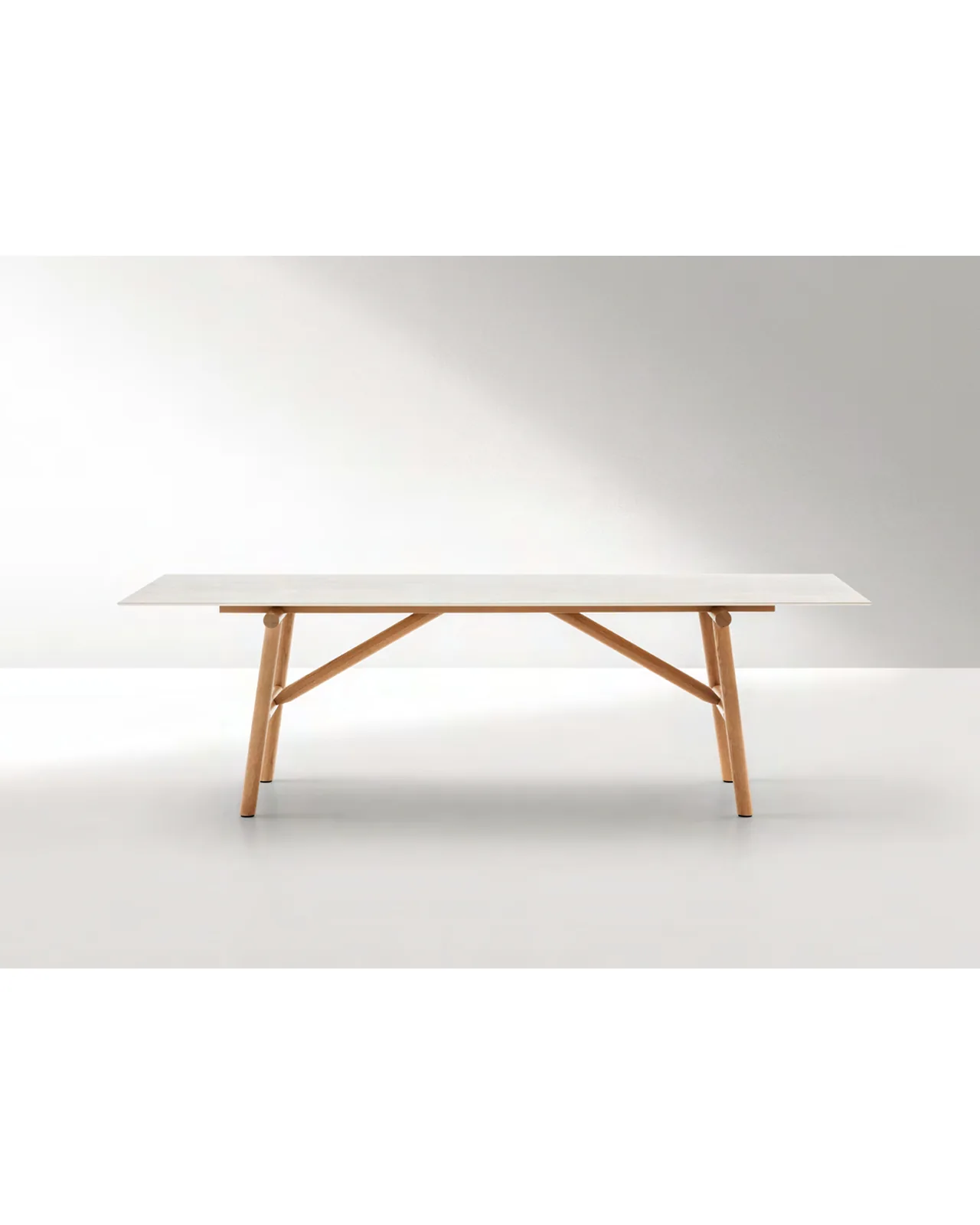 Table de repas d'extérieur Isamu par Ditre Italia dans un jardin, photo 3 sur 5