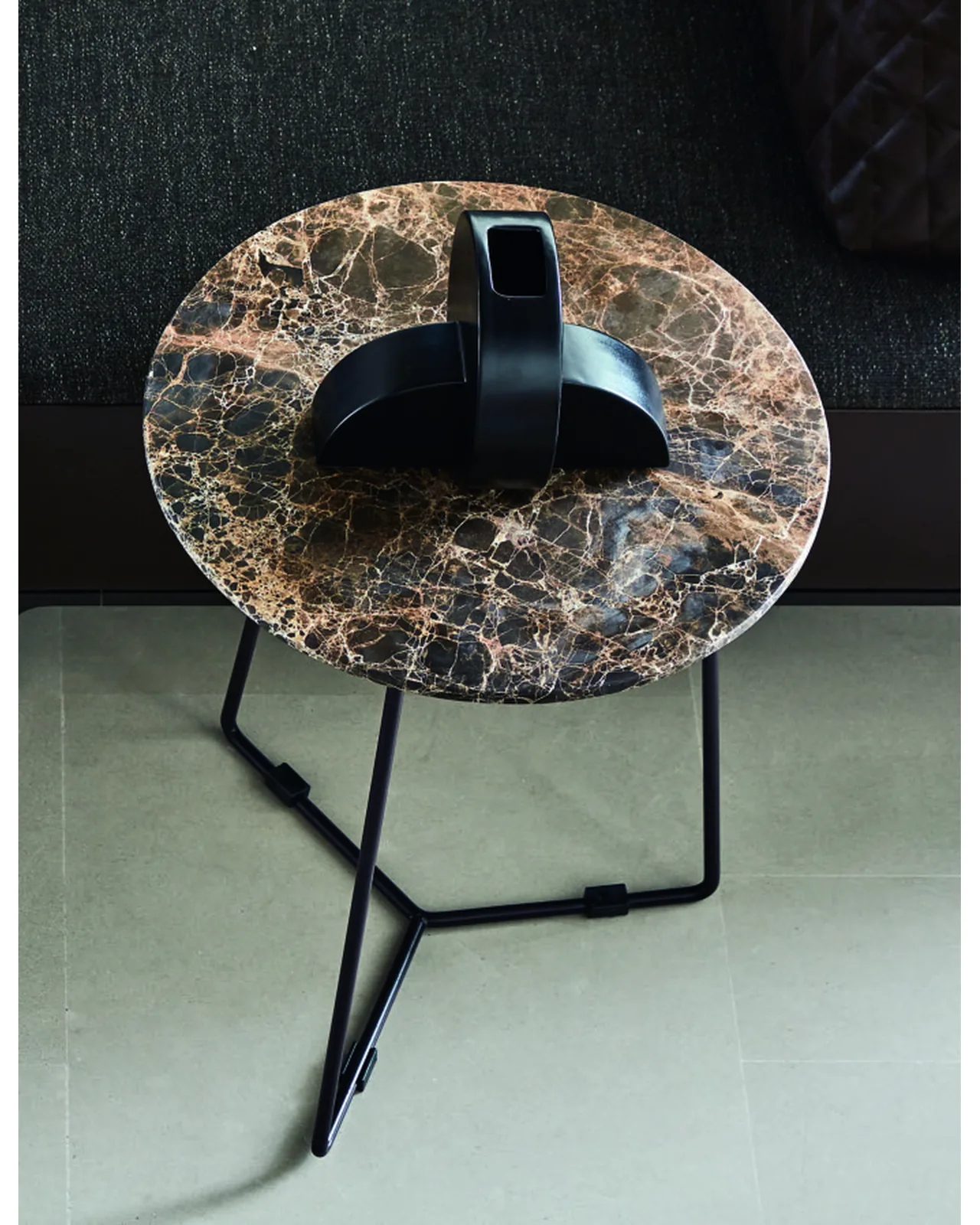 Table basse Kevin par Ditre Italia à côté d'un canapé, photo 3 sur 4