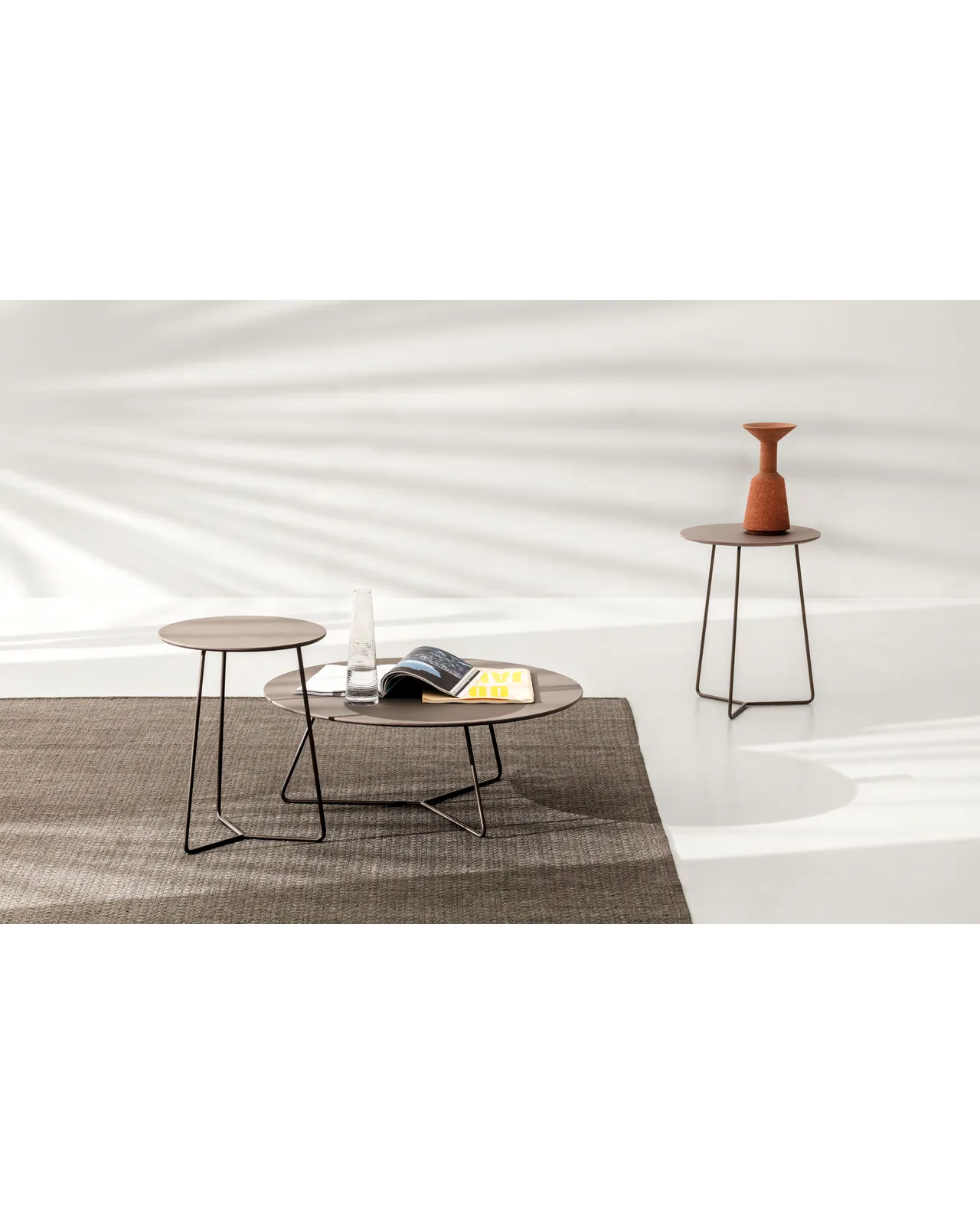 Table basse d'extérieur Kevin par Ditre Italia à côté d'un canapé d'extérieur, photo 3 sur 3