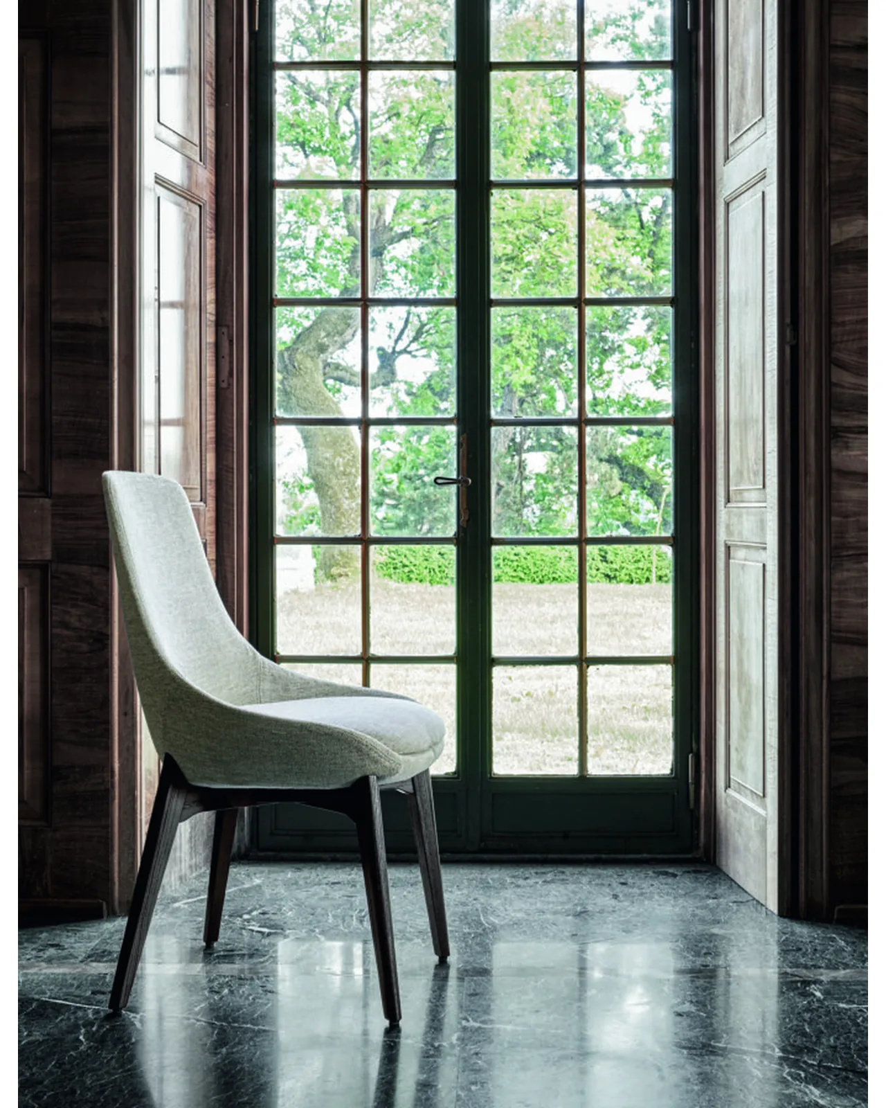 Chaise de repas Linear par Ditre Italia à une table de repas, photo 1 sur 3