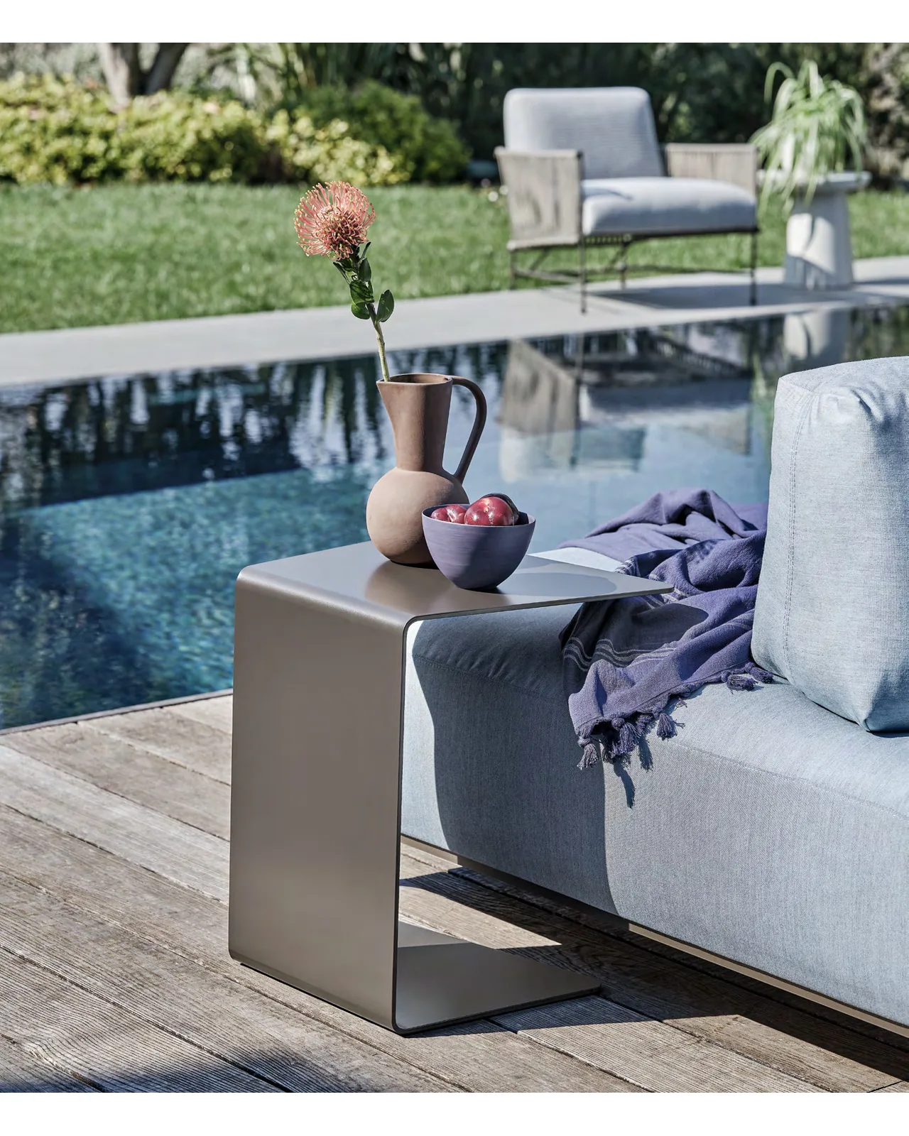 Table basse d'extérieur Loman par Ditre Italia sur une terrasse, photo 1 sur 2