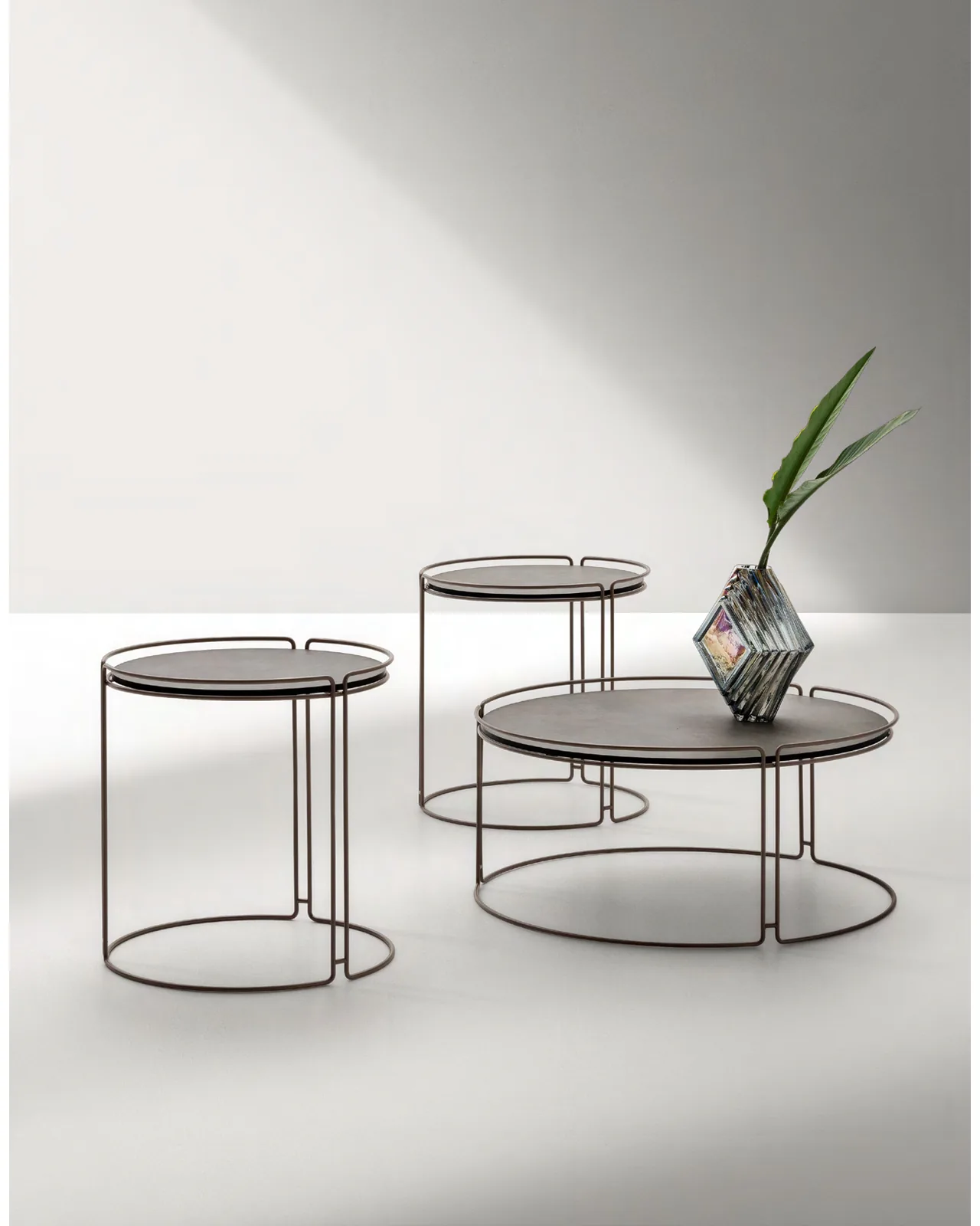 Table basse d'extérieur Monolith par Ditre Italia sur une terrasse, photo 1 sur 3