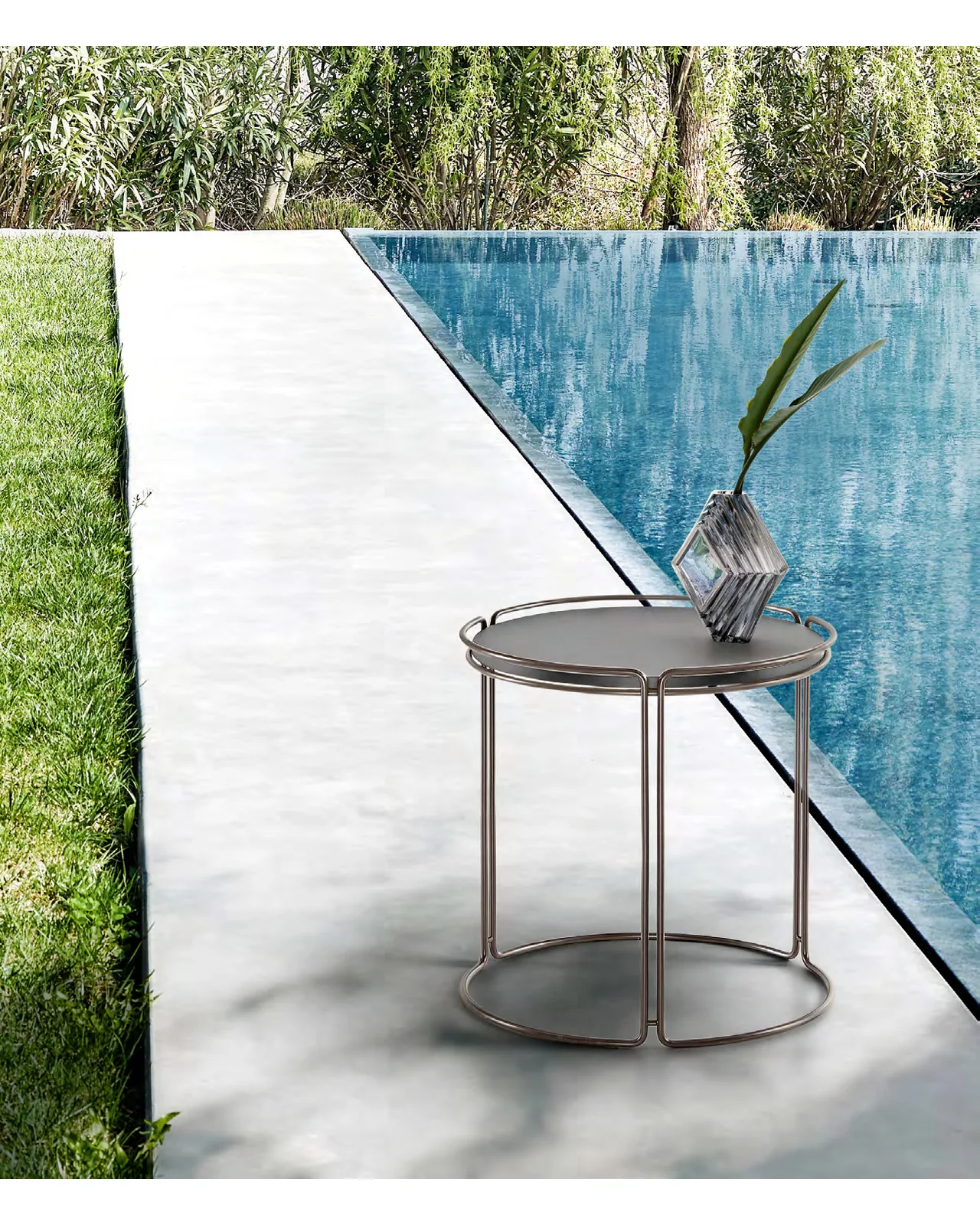 Table basse d'extérieur Monolith par Ditre Italia à côté d'un canapé d'extérieur, photo 3 sur 3