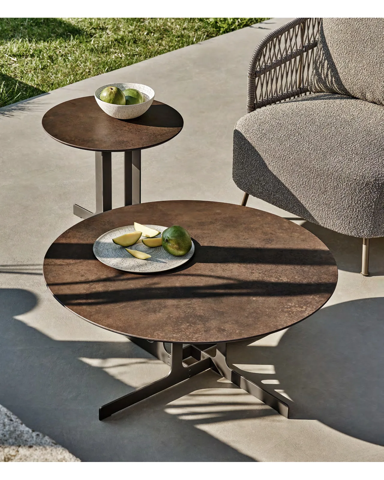 Table basse d'extérieur Nell par Ditre Italia sur une terrasse, photo 1 sur 3