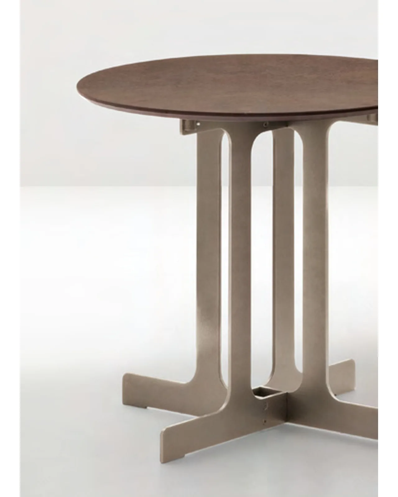 Table basse d'extérieur Nell par Ditre Italia à côté d'un canapé d'extérieur, photo 3 sur 3